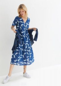 Sukienka tunikowa midi. Niebieskie sukienki bonprix, bez wzorów, bez kołnierzyka, bez ramiączek, midi. Za 122,99 zł.