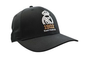 Czapka Real Madryt 1902 - oficjalna licencjonowana. Niebieskie czapki REAL MADRID, bez wzorów, z bawełny. Za 99,00 zł.