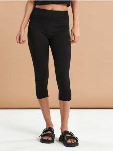 Legginsy - czarny. Czarne legginsy Sinsay, bez wzorów, z bawełny. Za 25,99 zł.