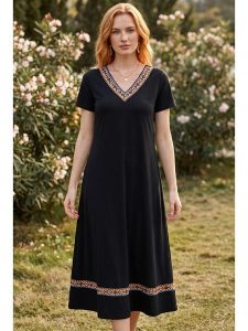 SOULSHAE Sukienka w kolorze czarnym rozmiar: 4XL/5XL. Czarne sukienki SOULSHAE, xl, bez wzorów, z wiskozy, bez kołnierzyka, bez ramiączek, midi. Za 164,95 zł.