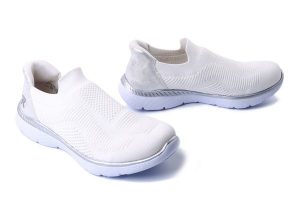 RIEKER M5072-80 white, półbuty damskie. Białe półbuty Rieker, bez wzorów, bez obcasa, bez zapięcia. Za 329,90 zł.