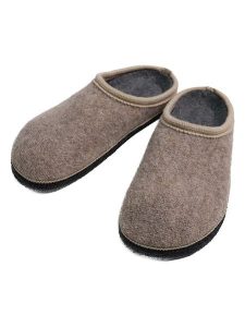 Kaiser Naturfellprodukte Kapcie wełniane w kolorze beżowym rozmiar: 40. Brązowe kapcie Kaiser Naturfellprodukte, bez wzorów, z materiału. Za 187,96 zł.