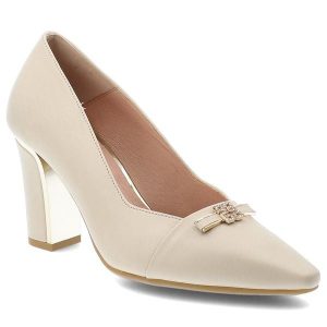 Czółenka damskie Armodo, cholewka ze skóry naturalnej licowej wsuwany fason zabudowany szpiczasty przód, beżowe, DS-976/2/A. Brązowe czółenka Armodo, bez wzorów, ze skóry, ze szpiczastym noskiem, bez obcasa, na słupku, bez zapięcia. Za 419,00 zł.