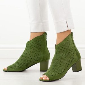 Zielone sandały damskie na obcasie z zakrytą piętą M.Daszyński 1954-23. Zielone sandały M.Daszyński, w ażurowe wzory, z materiału, bez obcasa, na obcasie, bez zapięcia. Za 179,00 zł.