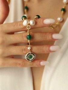 Pierres delicates Pozłacany naszyjnik z elementami ozdobnymi - dł. 50 cm rozmiar: onesize. Białe naszyjniki Pierres delicates, z agatem, pozłacane. Za 69,99 zł.