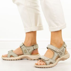 Beżowe skórzane sandały damskie Unisoft 18-56. Brązowe sandały Unisoft, bez wzorów, z materiału, bez obcasa, na płaskiej podeszwie, bez zapięcia. Za 219,00 zł.