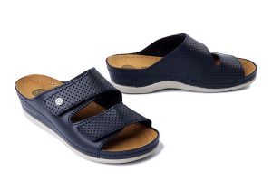 DR. BRINKMANN 700616-05 blau, klapki damskie. Niebieskie klapki Dr. Brinkmann, bez wzorów, ze skóry, bez obcasa. Za 239,90 zł.