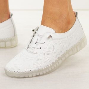 Białe skórzane półbuty damskie Filippo Dp7810/26. Białe półbuty Filippo, na lato, bez wzorów, z jeansu, z okrągłym noskiem, bez obcasa, na płaskiej podeszwie, bez zapięcia. Za 219,00 zł.