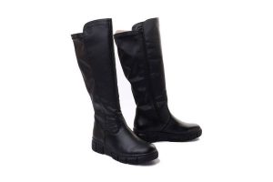RIEKER X3451-01 black, kozaki damskie. Czarne kozaki Rieker, na zimę, bez wzorów, z polaru, bez obcasa, na koturnie, bez zapięcia. Za 409,90 zł.