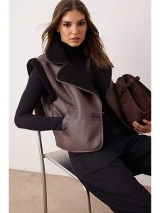 Trendyol Kamizelka pluszowa w kolorze ciemnobrązowym rozmiar: S. Brązowe kamizelki Trendyol, s, bez wzorów, ze skóry, bez kołnierzyka, bez ramiączek, bez kaptura. Za 118,28 zł.