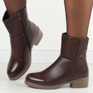 Brązowe wysokie botki damskie Filo Donna Z24-39. Brązowe botki Filo Donna, na jesień, bez wzorów, ze skóry, z okrągłym noskiem, bez obcasa, na płaskiej podeszwie, bez zapięcia. Za 199,00 zł.