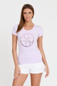 GUESS Lawendowy t-shirt 4G LOGO TEE. Fioletowe t-shirty Guess, s, z aplikacjami, bez kołnierzyka, bez ramiączek. W wyprzedaży za 149,99 zł.