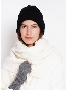 William de Faye Szal w kolorze białym rozmiar: onesize. Białe szaliki William de Faye, bez wzorów, z materiału. Za 179,22 zł.