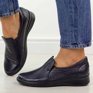 Granatowe skórzane Polskie półbuty damskie Góral 1798. Niebieskie półbuty Góral, na jesień, bez wzorów, z jeansu, z okrągłym noskiem, bez obcasa, na płaskiej podeszwie, bez zapięcia. Za 399,00 zł.