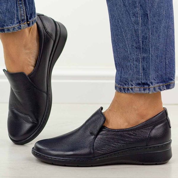 Granatowe skórzane Polskie półbuty damskie Góral 1798. Niebieskie półbuty Góral, na jesień, bez wzorów, z jeansu, z okrągłym noskiem, bez obcasa, na płaskiej podeszwie, bez zapięcia. Za 399,00 zł.