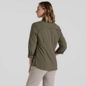 Koszula przeciw komarom damska Craghoppers NosiLife Adventure LS Shirt III. Zielone koszule Craghoppers, bez wzorów, bez kołnierzyka, bez ramiączek. W wyprzedaży za 421,70 zł.