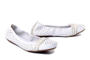 RIEKER 41430-81 white, baleriny damskie. Białe balerinki Rieker, w ażurowe wzory, bez obcasa, bez zapięcia. Za 229,52 zł.