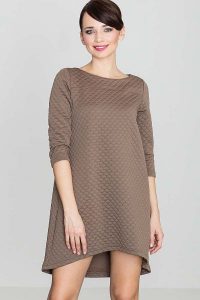 Brązowa Asymetryczna Sukienka Pikowana. Brązowe sukienki Katrus, l, bez wzorów, z elastanu, z asymetrycznym kołnierzem, bez ramiączek, asymetryczne. Za 249,00 zł.