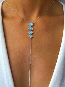 Les Favorites Srebrny naszyjnik z elementem ozdobnym rozmiar: onesize. Szare naszyjniki Les Favorites, z opalem, srebrne. Za 260,99 zł.