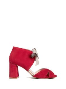 L37 Sandały w kolorze czerwonym rozmiar: 41. Czerwone sandały L37, bez wzorów, ze skóry, z otwartym noskiem, bez obcasa, na koturnie, bez zapięcia. Za 347,99 zł.