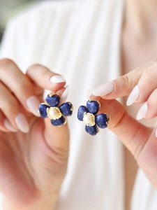 Pierres delicates Kolczyki-wkrętki z perłami w kolorze białym rozmiar: onesize. Niebieskie kolczyki Pierres delicates, z perłą, z mosiądzu. Za 65,45 zł.