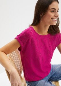T-shirt z ażurowym haftem. Czerwone t-shirty bonprix, w ażurowe wzory, bez kołnierzyka, bez ramiączek. Za 77,99 zł.
