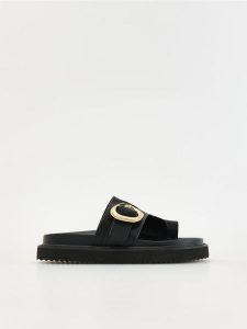 Skórzane klapki - czarny. Czarne klapki Reserved, bez wzorów, ze skóry, bez obcasa. W wyprzedaży za 119,99 zł.