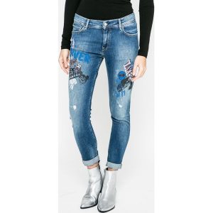 Pepe Jeans - Jeansy. Niebieskie jeansy marki Pepe Jeans, z aplikacjami, z bawełny. W wyprzedaży za 239,90 zł.