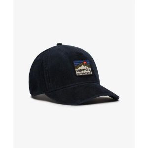 Damska czapka typu trucker Superdry. Niebieskie czapki Superdry, z aplikacjami, klasyczne. Za 149,95 zł.