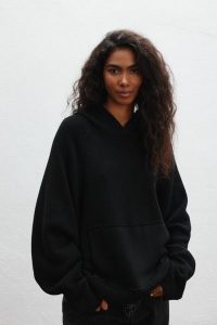 Sweter z kapturem typu oversize w kolorze BLACK - LAFFI. Czarne swetry klasyczne Marsala, s, z jeansu, bez kołnierzyka. Za 589,90 zł.