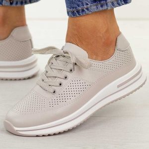 Beżowe ażurowe skórzane półbuty damskie Filippo Dp7608/26. Brązowe półbuty Filippo, na lato, w ażurowe wzory, z jeansu, z okrągłym noskiem, bez obcasa, na płaskiej podeszwie, bez zapięcia. W wyprzedaży za 197,10 zł.