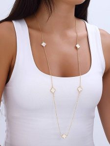 Nakkash Pozłacany naszyjnik z masą perłową i elementami ozdobnymi - dł. 80 cm rozmiar: onesize. Białe naszyjniki Nakkash, z perłą, metalowe. Za 56,99 zł.