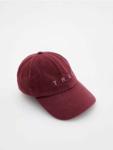 Czapka z daszkiem - burgundowy. Czerwone czapki Reserved, bez wzorów. W wyprzedaży za 29,99 zł.