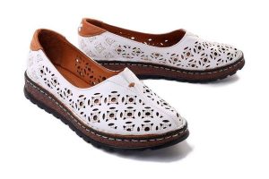 ARTIKER RELAKS 52C0451 white, półbuty damskie. Białe półbuty Artiker Relaks, na lato, w ażurowe wzory, z gumy, bez obcasa, bez zapięcia. Za 239,90 zł.