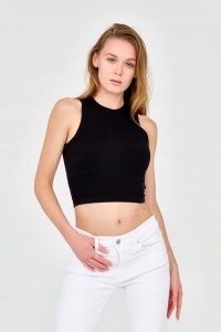 GUESS Damski czarny top. Czarne topy Guess, s, z aplikacjami, z wiskozy, bez kołnierzyka, bez ramiączek. W wyprzedaży za 113,99 zł.