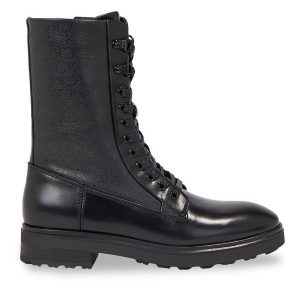 Trapery Calvin Klein. Czarne buty zimowe Calvin Klein, bez obcasa, bez zapięcia. Za 929,99 zł.