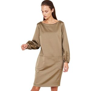 Sukienka w kolorze miedzianym. Zielone sukienki marki Simple, s, eleganckie, z dekoltem w łódkę. W wyprzedaży za 199,95 zł.