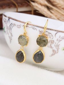 L'Atelier de Gaia Pozłacane kolczyki z prehnitami rozmiar: onesize. Szare kolczyki L'Atelier de Gaia, z prehnitem, pozłacane. Za 87,81 zł.