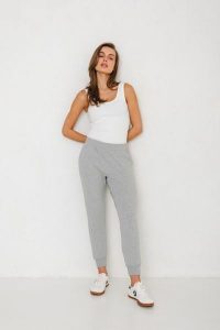LEKKIE SPODNIE LENA SZARY MELANŻ L - Flawless. Szare spodnie dresowe Flawless, l, bez wzorów, z bawełny. Za 286,00 zł.