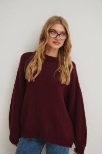 Sweter oversize z bufiastym rękawem w kolorze MARSALA - RIVERO. Swetry klasyczne Marsala, na lato, z wełny, bez kołnierzyka. Za 249,90 zł.