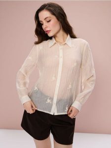 Żakardowa koszula z lyocellem - kremowy. Białe koszule Sinsay, l, bez wzorów, z lyocellu, bez kołnierzyka, bez ramiączek. Za 49,99 zł.