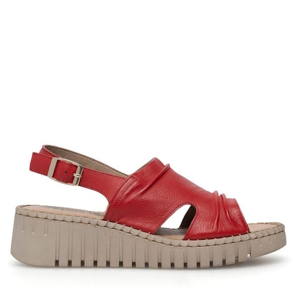 Sandały Lasocki. Czerwone sandały Lasocki, bez wzorów, bez obcasa, na koturnie, bez zapięcia. Za 149,99 zł.