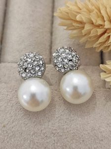 Nakkash Posrebrzane kolczyki-wkrętki z cyrkoniami i syntetycznymi perłami ozdobnymi rozmiar: onesize. Białe kolczyki Nakkash, z cyrkonią, posrebrzane. Za 86,99 zł.