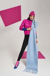 Gładki szal z frędzlami ciemnoniebieski. Niebieskie szaliki MOODO, bez wzorów, z poliesteru. W wyprzedaży za 27,99 zł.