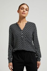 Wiskozowa koszula bez kołnierzyka czarna. Czarne koszule MOODO, l, bez wzorów, z wiskozy, bez kołnierzyka, bez ramiączek. W wyprzedaży za 54,99 zł.