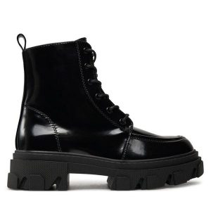 Trapery ONLY. Czarne buty zimowe ONLY, bez obcasa, bez zapięcia. Za 299,99 zł.