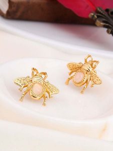 L'Atelier de Gaia Pozłacane kolczyki-wkrętki z kwarcem różowym rozmiar: onesize. Czerwone kolczyki L'Atelier de Gaia, z kwarcem, pozłacane. Za 43,99 zł.