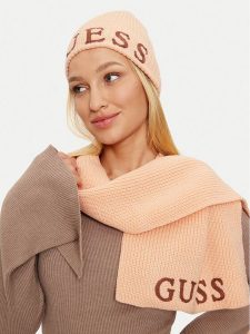 Guess Zestaw Szalik i Czapka GFBOXW P4402 Różowy. Czerwone szaliki Guess, na zimę, z aplikacjami, z materiału. Za 369,99 zł.