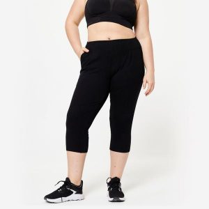 Legginsy krótkie fitness damskie Domyos 500. Czarne legginsy DOMYOS, bez wzorów, z bawełny, krótkie. Za 39,99 zł.