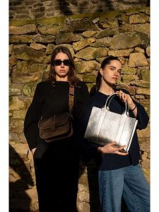 Maison héritage PARIS Skórzana torebka "Noma" w kolorze srebrnym - 32 x 25 x 11 cm rozmiar: onesize. Szare torebki klasyczne Maison héritage PARIS, bez wzorów, z materiału, bez dodatków. Za 347,99 zł.